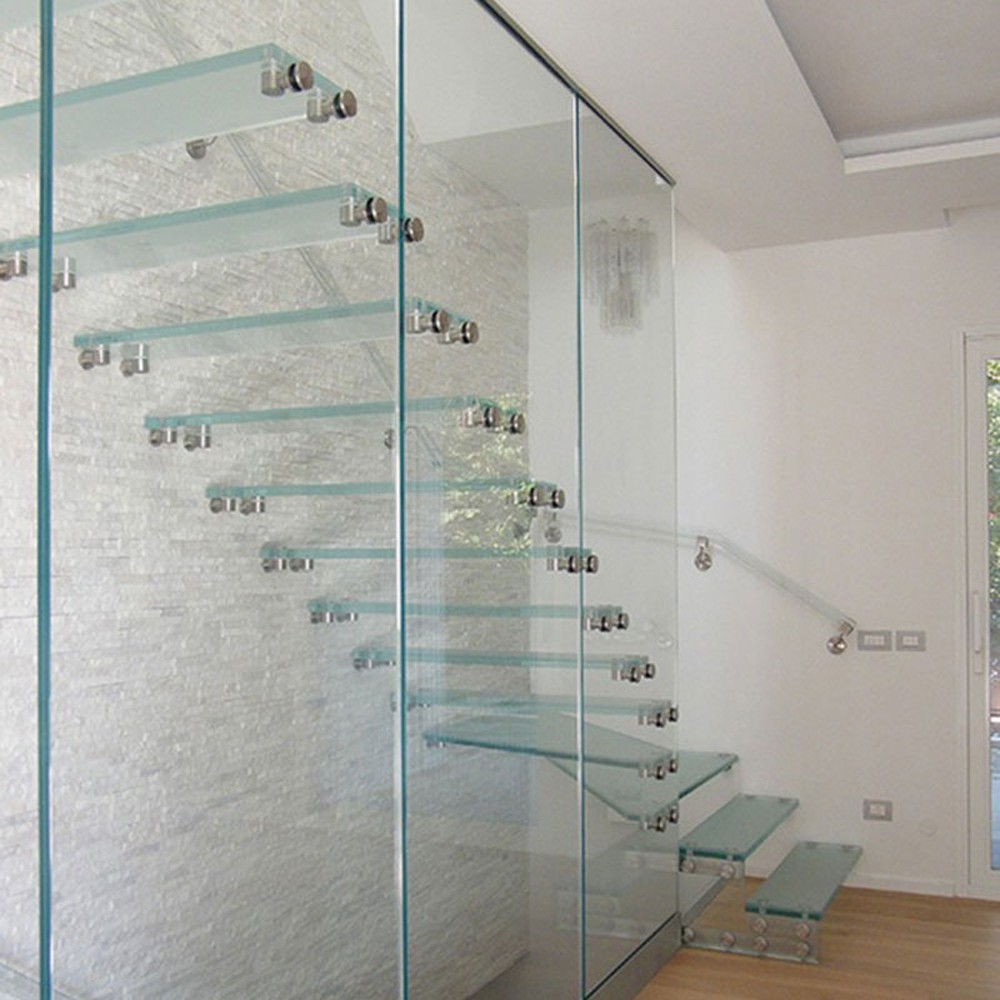 консольная лестница со стеклянными ступенями Wall Glass